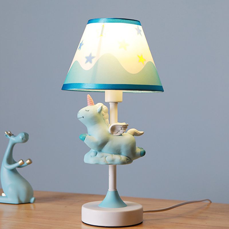 Camera da letto unicorno Night Light Resina Light Aftaio da cartone animato Lampada da tavolo in rosa/giallo/blu con tonalità in tessuto cono