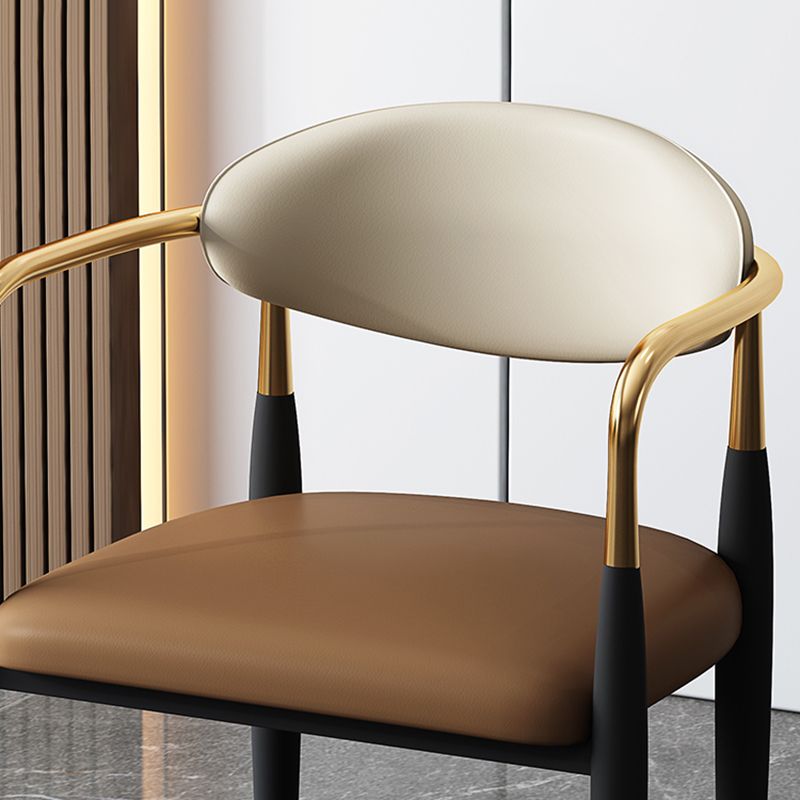 Silla de comedor de cuero estilo diseñador con acabado mate y respaldo abierto (juego de 2)