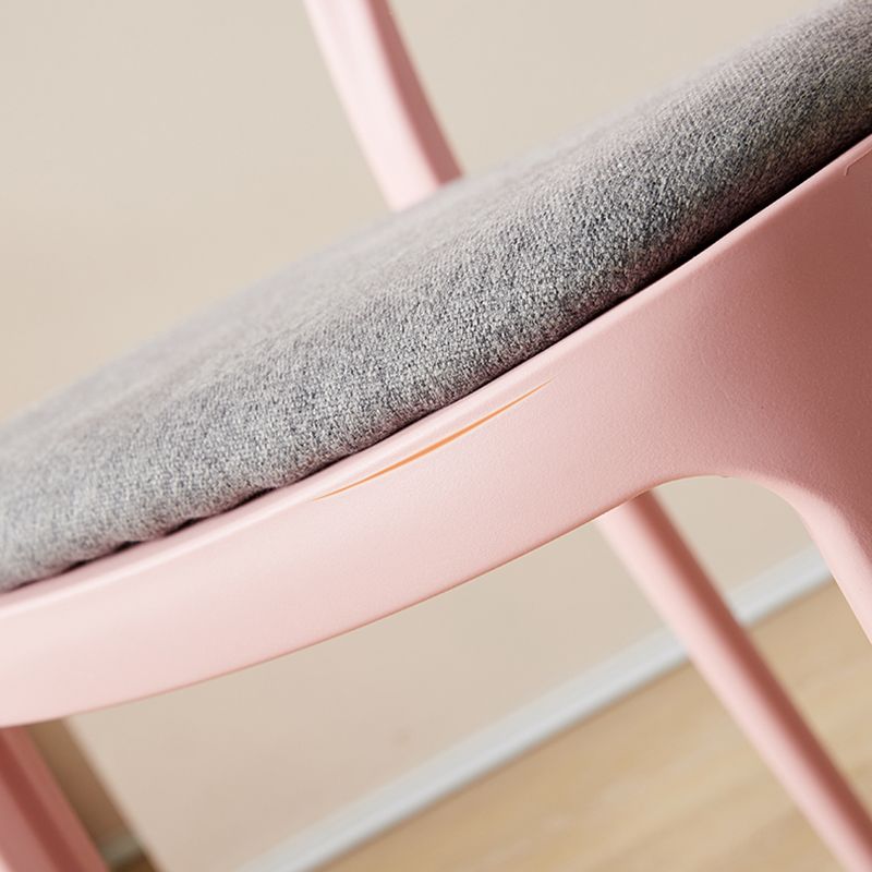 Silla de comedor de plástico mate con respaldo abierto para restaurante escandinavo