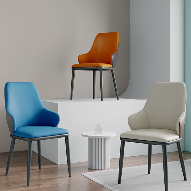 El comedor moderno preside la butaca curvada de cuero mate de Parsons