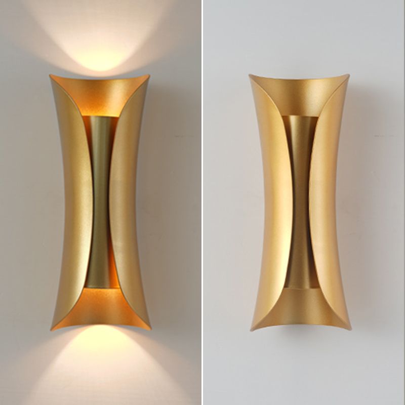 Lampada montata a parete curva Postmoderna semplicità lampada da monte in metallo per soggiorno