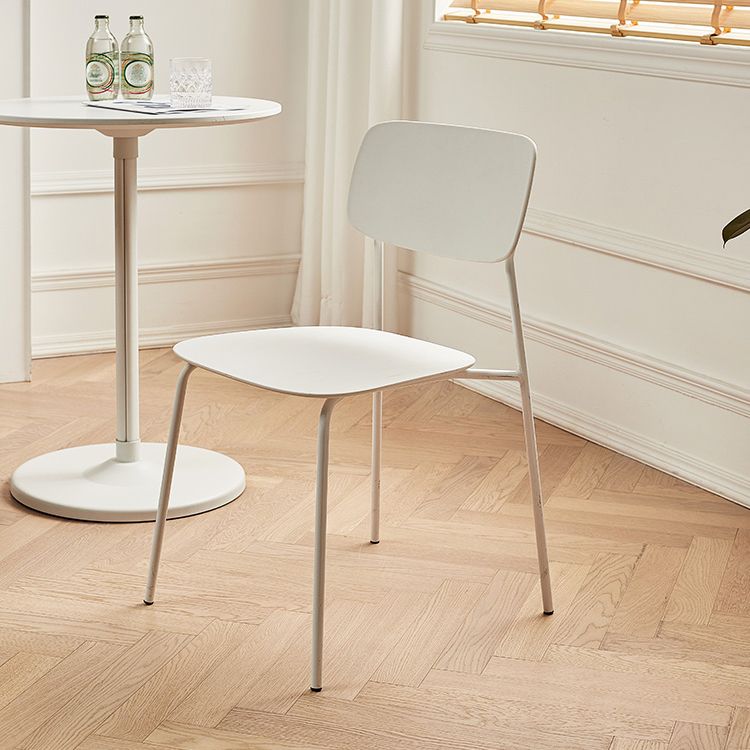 Silla de comedor de estilo moderno Silla auxiliar apilable sin brazos con patas de metal