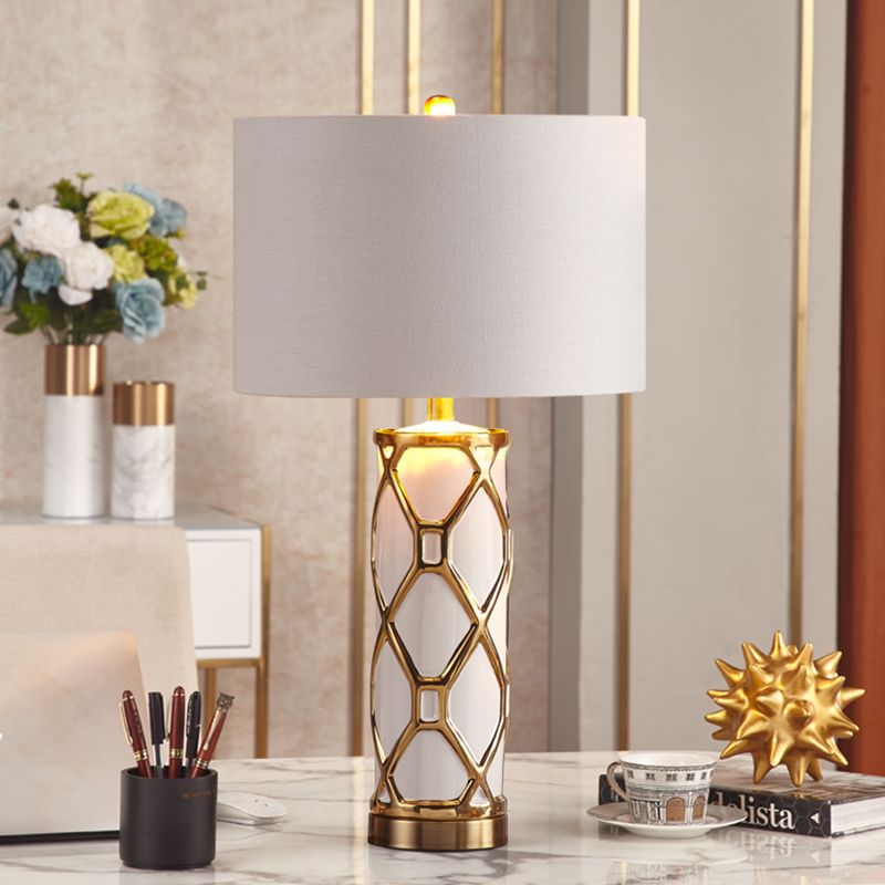 Lámpara de mesa nocturna de cilindro de 13 "/15" Postmoderno 1 luz de metal blanco/negro Luz para dormitorio para dormitorio