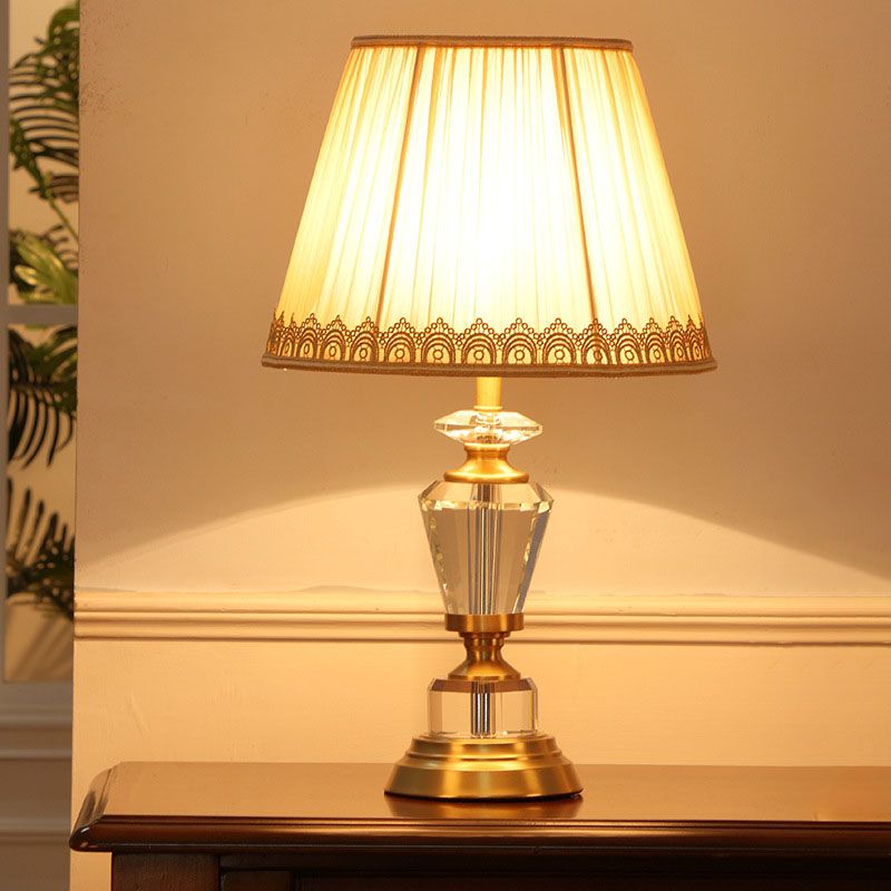 Beige Drum Nachttischlampe traditioneller Stoff 1 leichte Schlafzimmertischlicht mit Kristallakzent