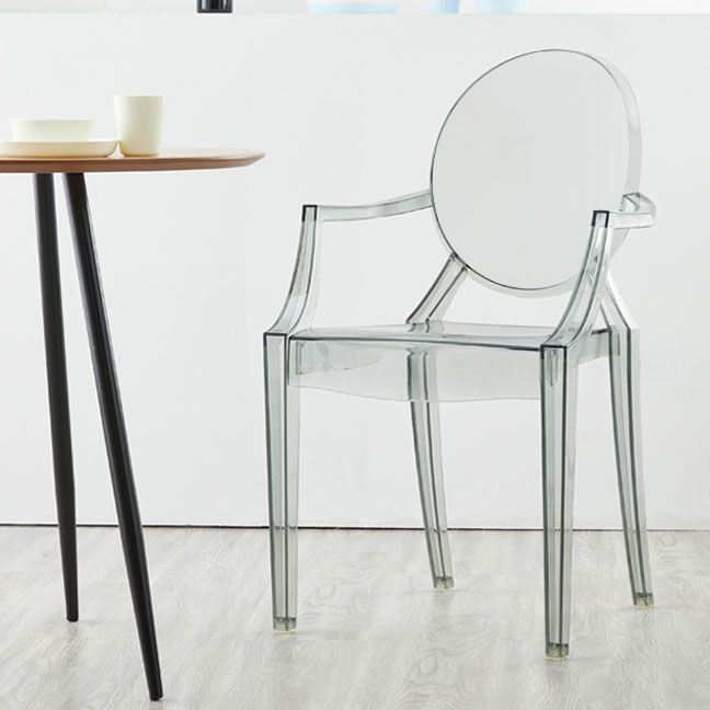 Sedia da pranzo con braccio di plastica contemporaneo.