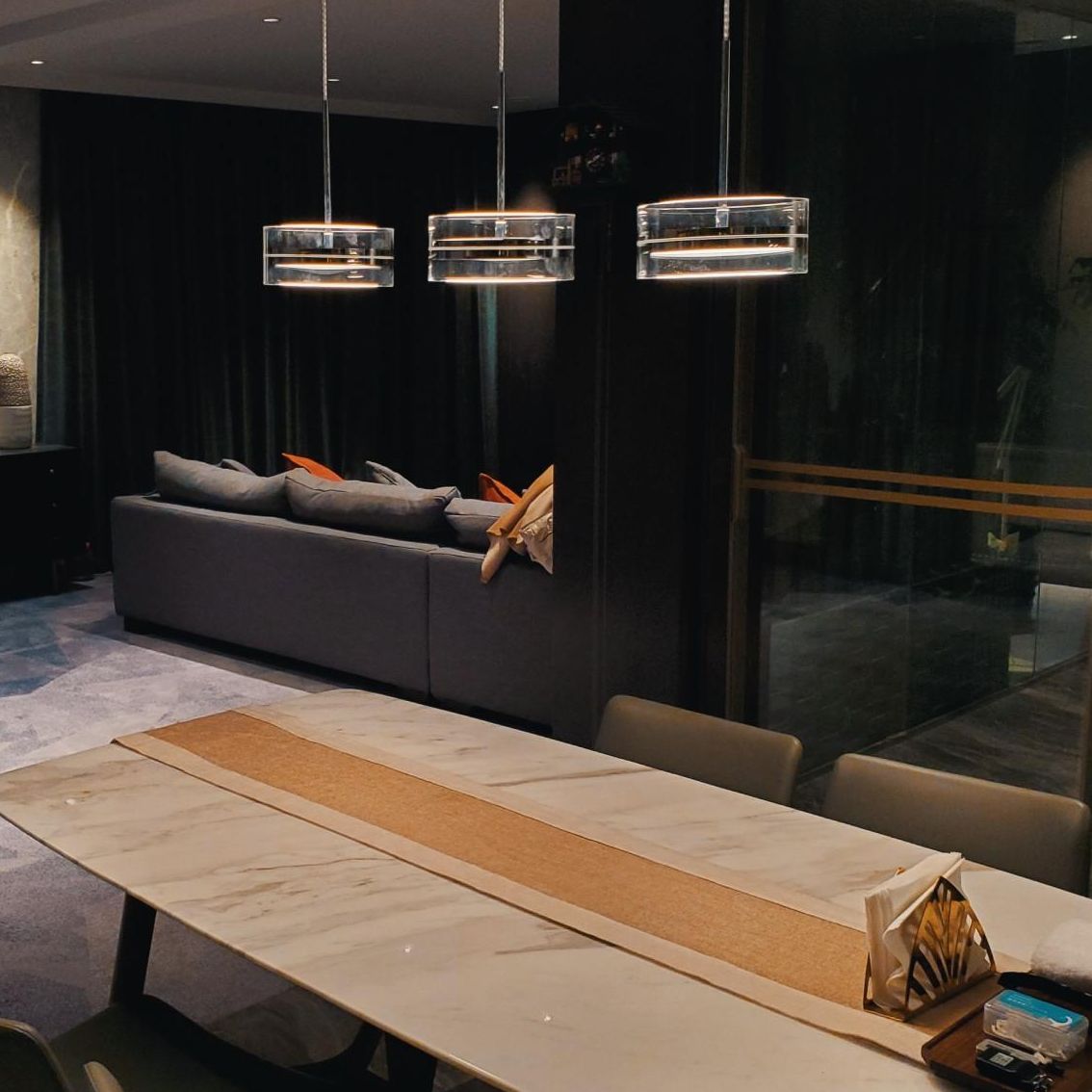 Iluminación de suspensión redonda plateada Simplicidad Cuerte LED de vidrio transparente para comedor