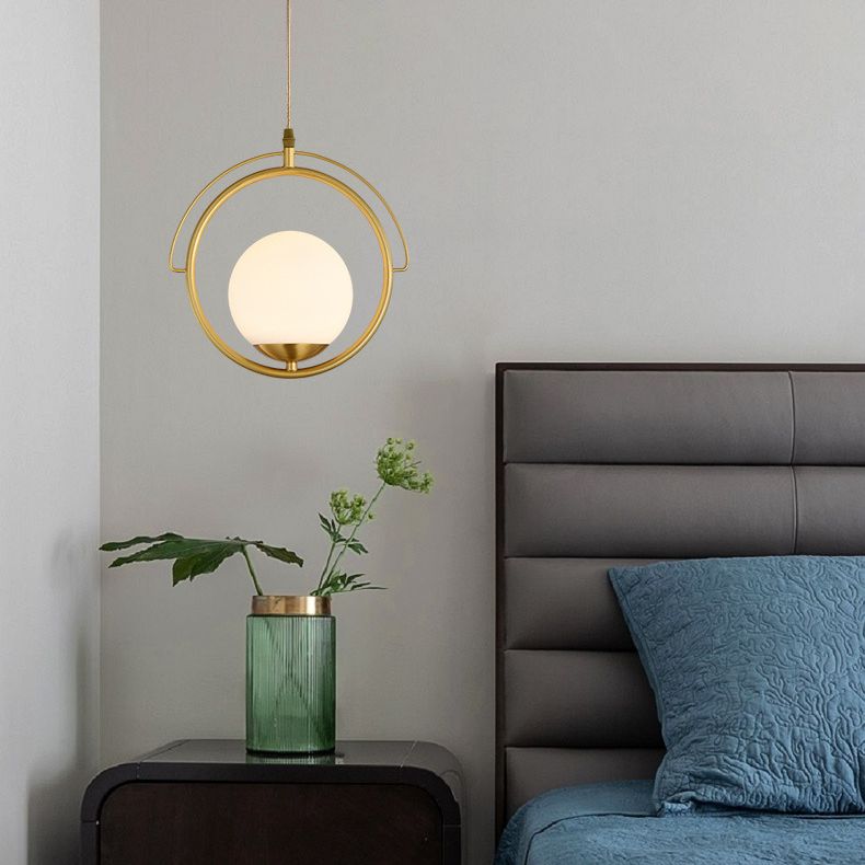 11.5 "Diameter Brassring Eenmalige lichtophanging Lamp Witglas Balschaduw Moderne stijl Verlichtingsarmatuur voor slaapkamer