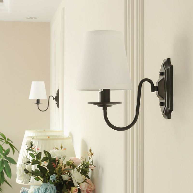 Stof taps toelopende wandlamp eenvoud enkele gang muurlamp met gebogen arm in zwart