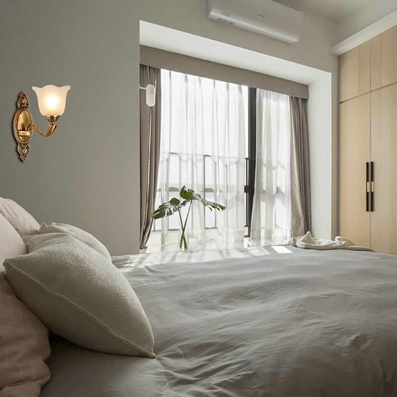 Éclairage mural en verre d'opale Fleur Style vintage 1/2 Light Lampe murale de chambre à coucher avec un bras en métal doré