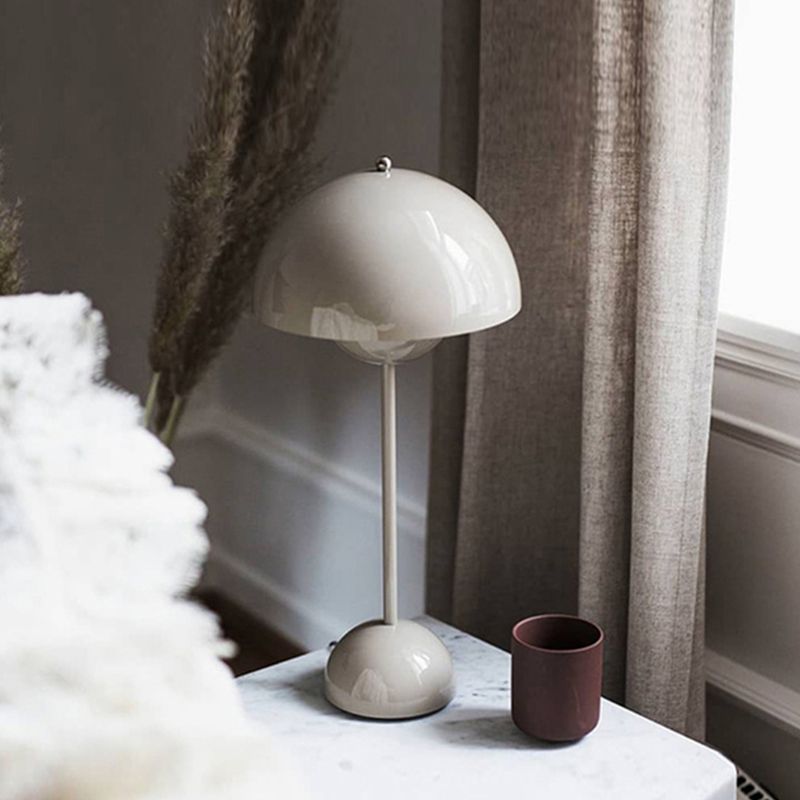 Metal Flower Shape Table Lamp Modern Style Colorful Table Lamp for Bedroom