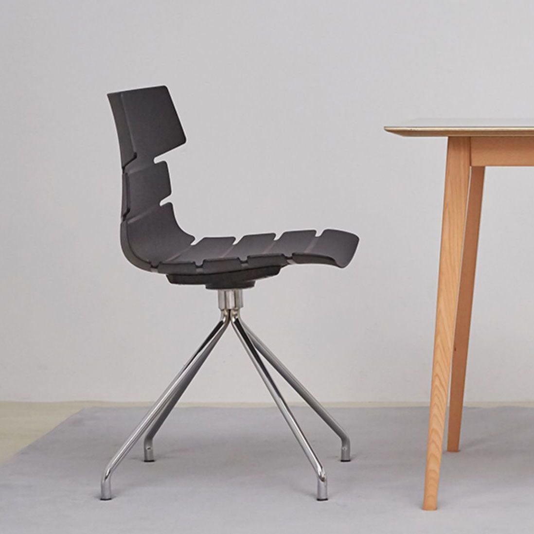 Silla lateral de plástico contemporánea Silla de comedor con respaldo sólido para restaurante