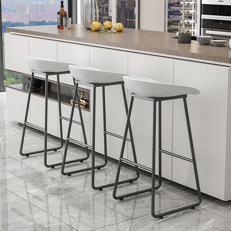 Moderner Thekenhocker ohne Armlehnen, Eisen-Haushalts-Barhocker mit Kunststoffsitz und Pedal