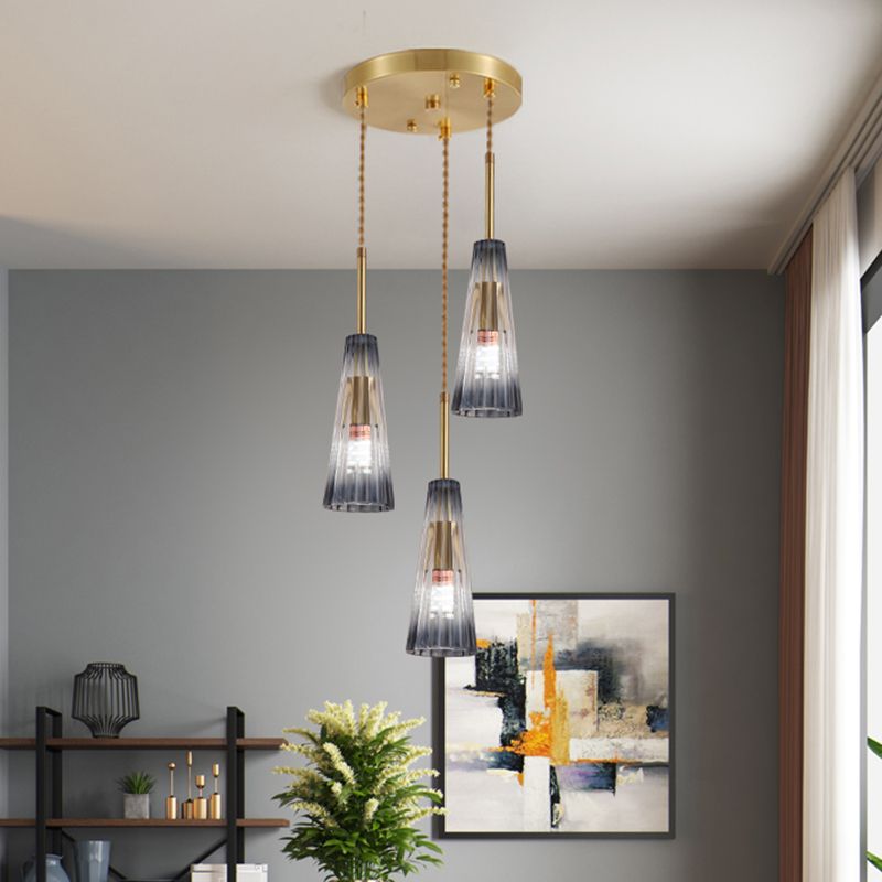 Restaurant à 3 têtes Pendant le pendentif en laiton contemporain en laiton avec une nuance en verre prismatique gris graduel conique