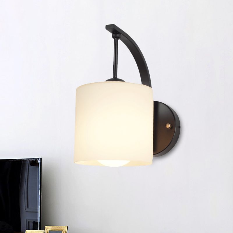 Modernisme 1-licht wandkandelaar zwarte afwerking cilindrische wandlamp armatuur met opaalglasschaduw