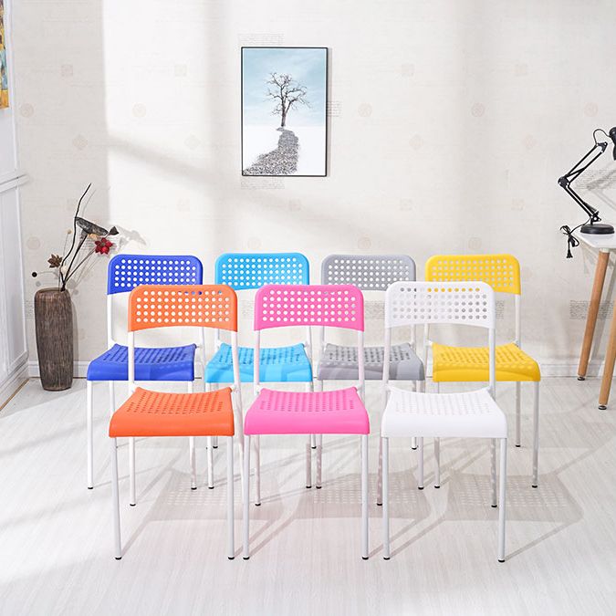 El comedor contemporáneo del metal preside la parte posterior abierta plástica que cena la silla sin brazos lateral