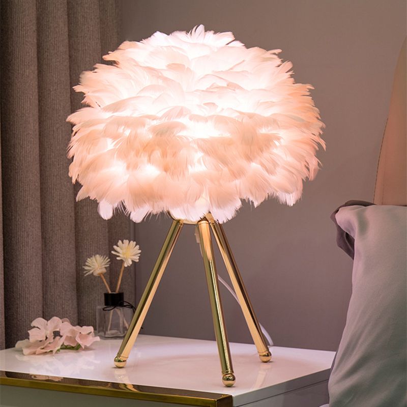 Lampada da comodino Bloom Lampada da tavolo singola bianca/rosa con piuma nordica con treppiede bianco/oro per camera da letto