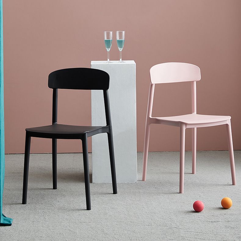 Zeitgenössischer Heimseitenstuhl offener Plastikstapel Esszimmer Stuhl