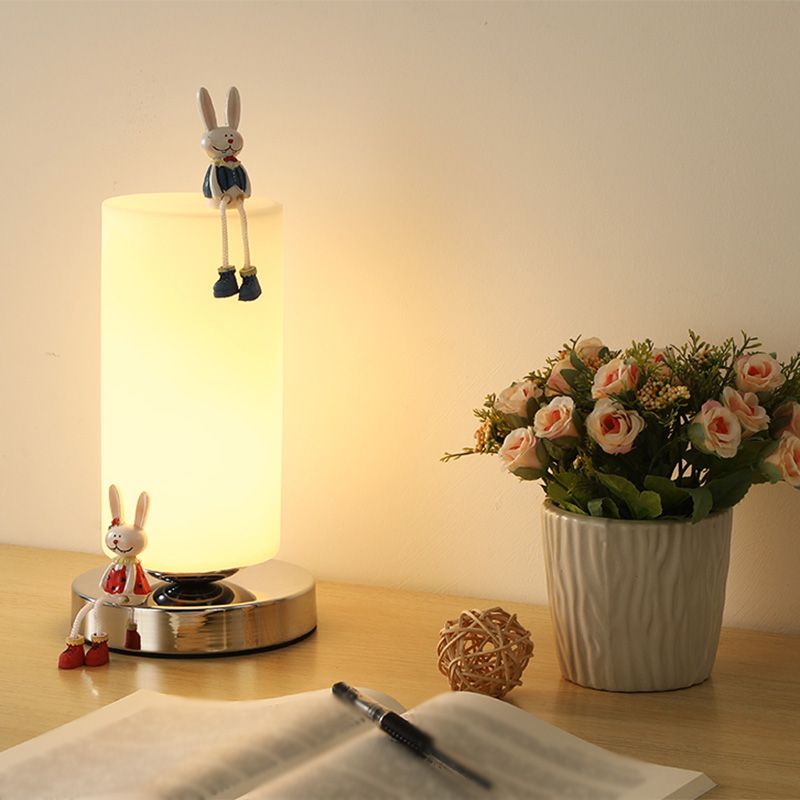 Lampada da tavolo geometrica con finitura cromata Lampada da comodino moderna in vetro bianco a 1 testa con decorazioni giocattolo