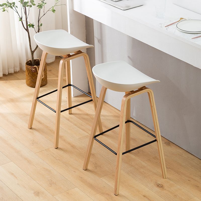 Taburete de bar de estilo escandinavo, patas de madera, asiento cubo PP para restaurante y bar