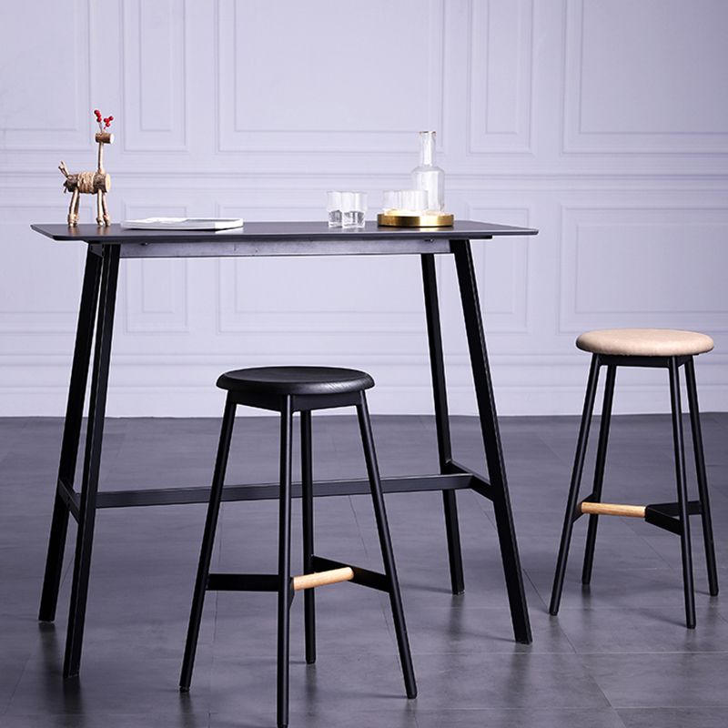 Taburetes de bar negros escandinavos, taburetes de bar sin respaldo de madera y metal con asiento redondo