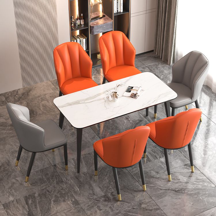 La salle à manger en métal Glam préside les chaises en cuir latérales tapissées sans bras pour le restaurant