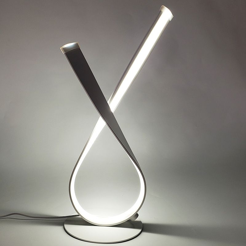 Lampada da tavolo lineare Lampade da comodino moderne Lampada da tavolo in metallo a 1 luce in bianco