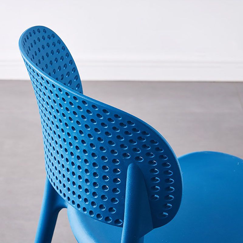Plástico colorido que cena la silla lateral trasera abierta del estilo nórdico de las sillas sin brazos