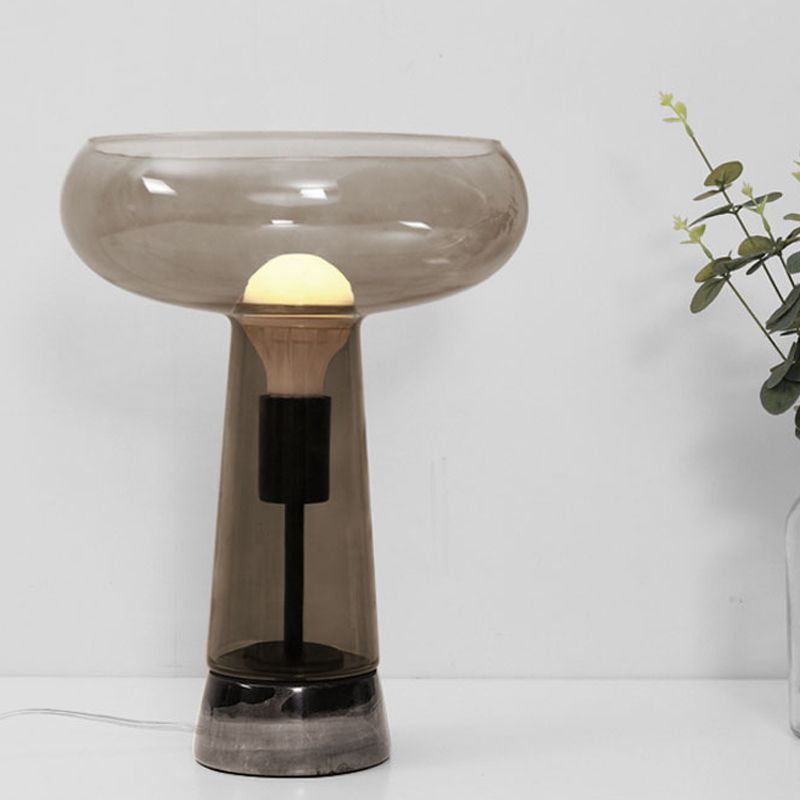 Wijnbekervormige bureauverlichting Modern rookgrijs glas 1-lamps slaapkamertafellamp in zwart