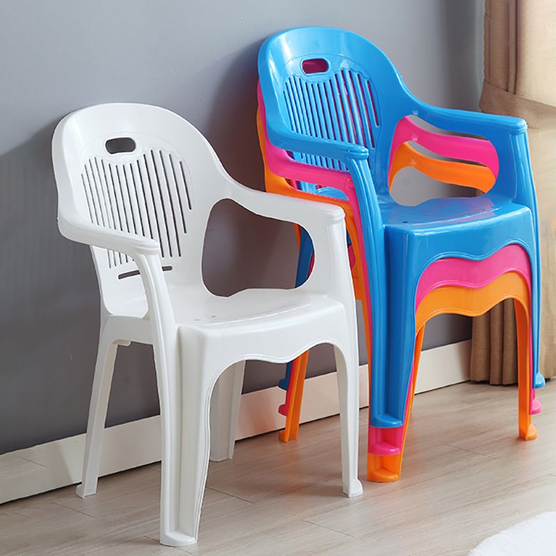 El plástico interior moderno que cena el brazo preside Windsor apilable que cena los sillones