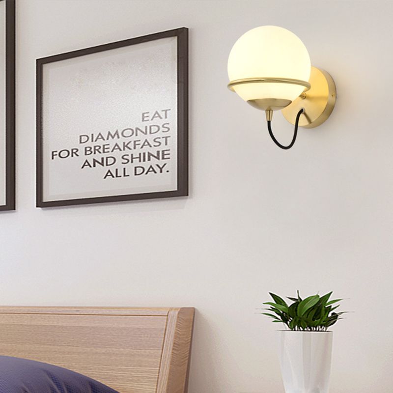 Enkele wandbevestiging Spherische SCONCE Licht Hedendaags Mat Wit Wit Glazen Messing Wandlamp