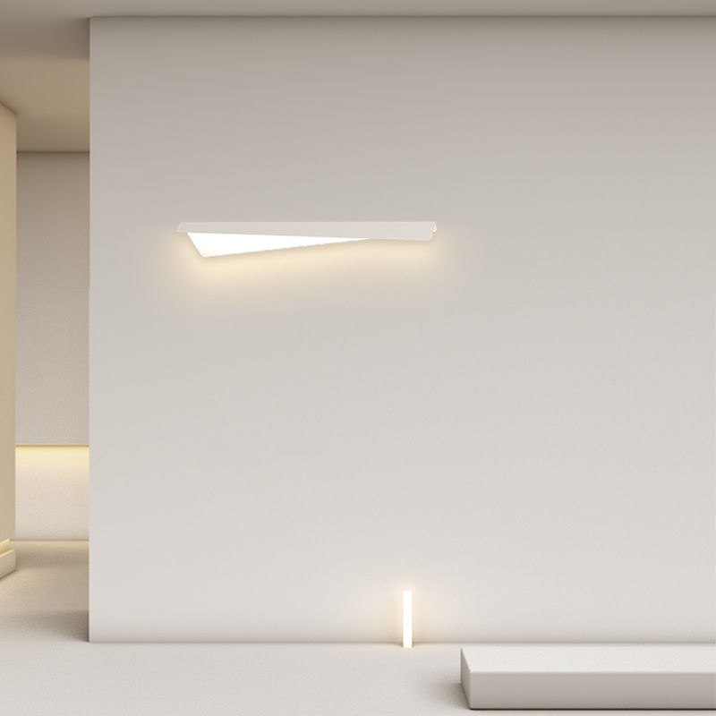 Linear Shape Metal Wall Light Modern Style Single Light Wall Sconce Light in White