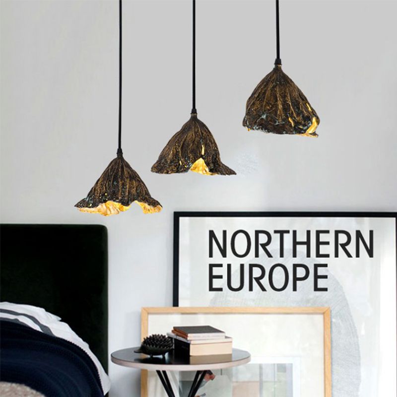 Forme de feuille de lotus flétrie Éclairage suspendu en métal de style postmoderne Lampe suspendue pour le chevet