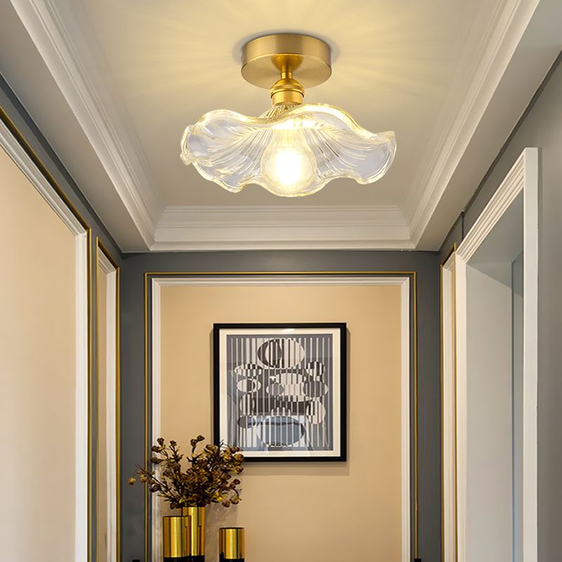 Minimalistische halbbündige Deckenleuchte mit goldenem Blumenmuster und Glasschirm