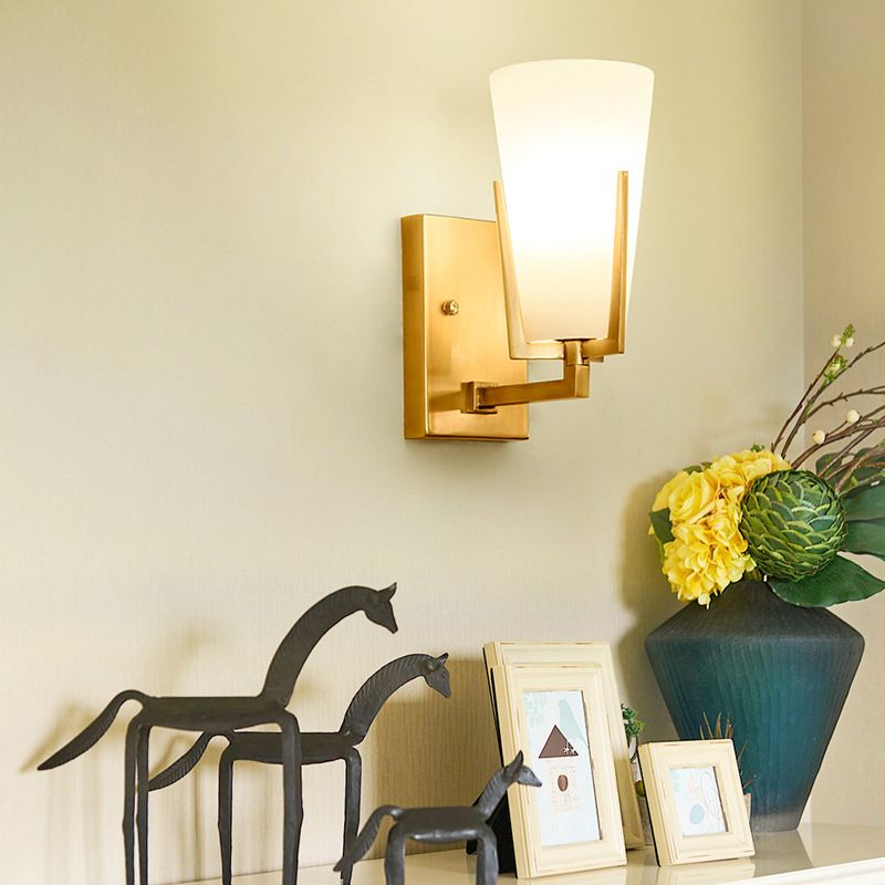 Lámpara de pared de vidrio helado de latón de luz cónica de 1 luces con placa cuadrada para dormitorio