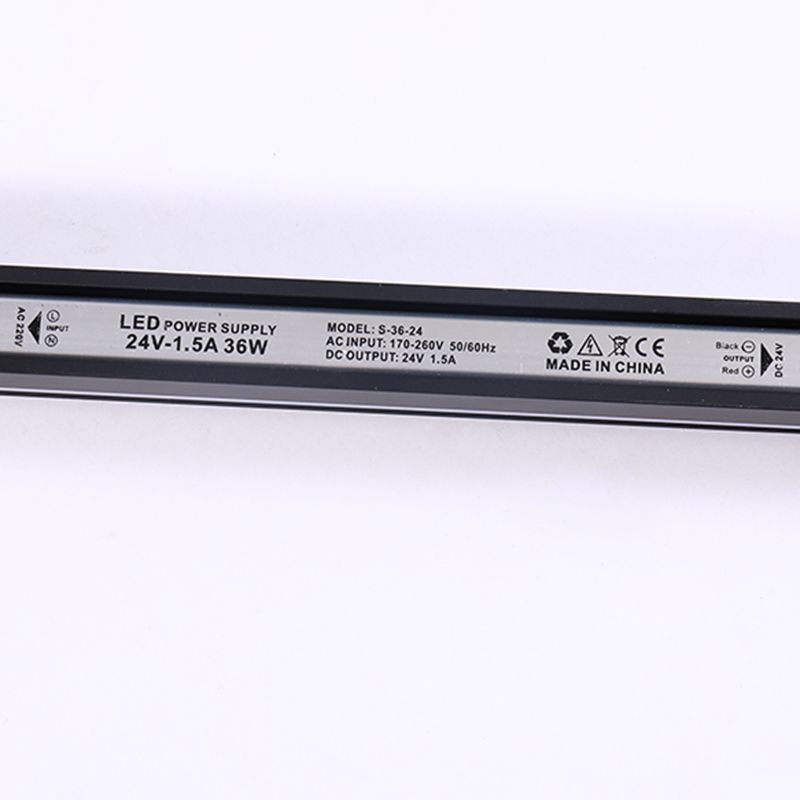 Sombra lineal Maledina de metal Distone moderno de estilo 1 luces de montaje de pared lámpara en negro