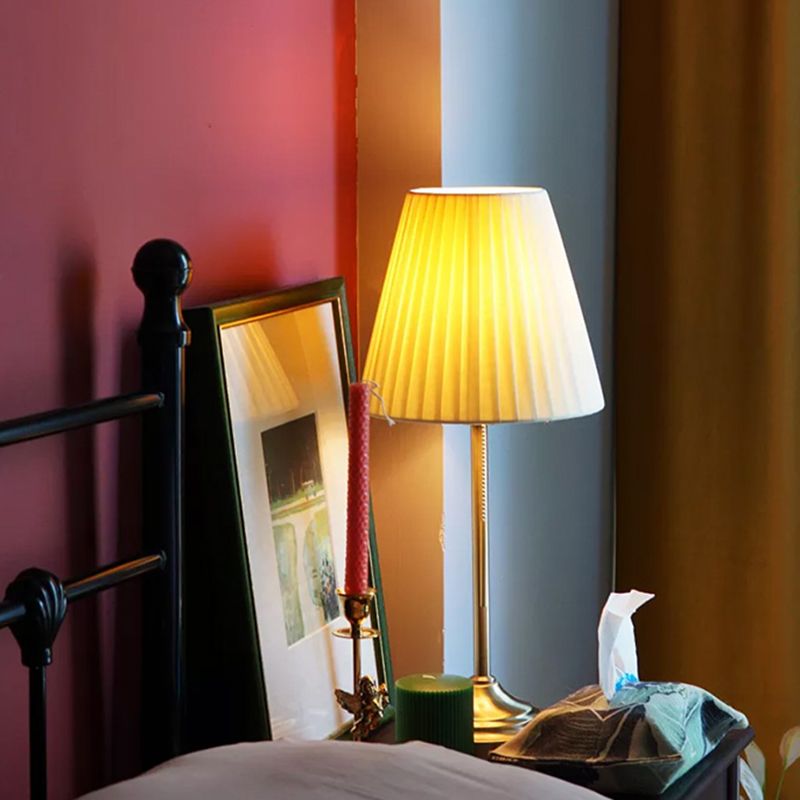 Moderne conische nachtlamp geplooide stof 1-licht slaapkamer metalen tafellicht in beige/rood met trekketting