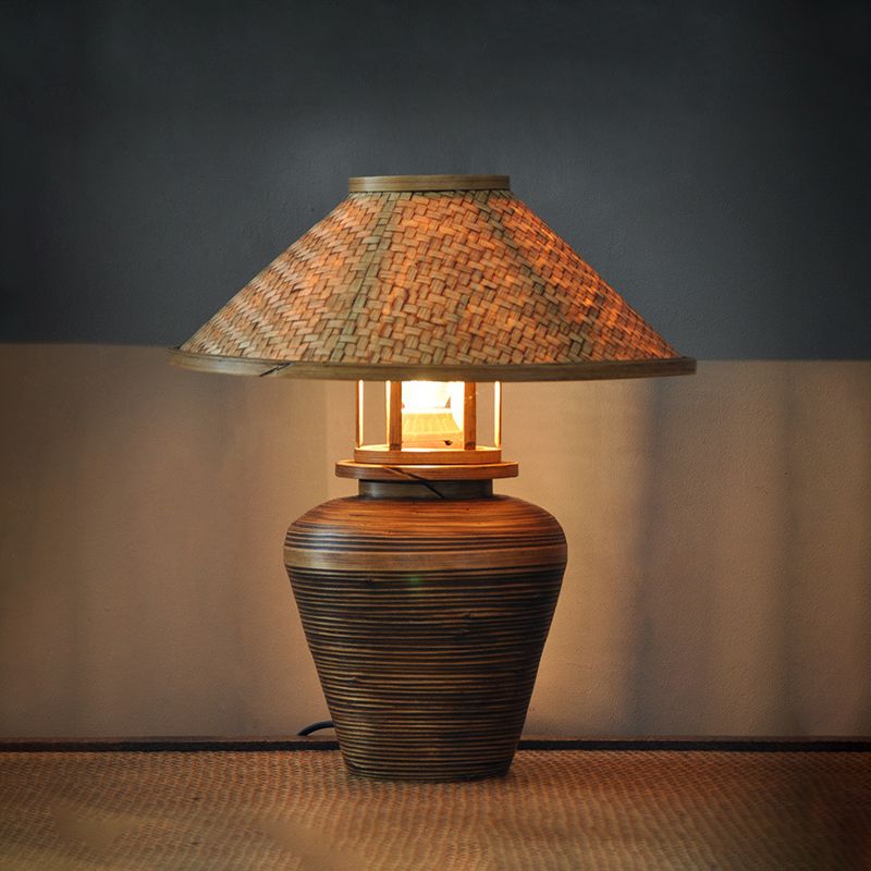 Lampe à lampe de bureau d'urne asiatique 1 Éclairage de tâche à la tête en marron avec une teinte en bambou effilée
