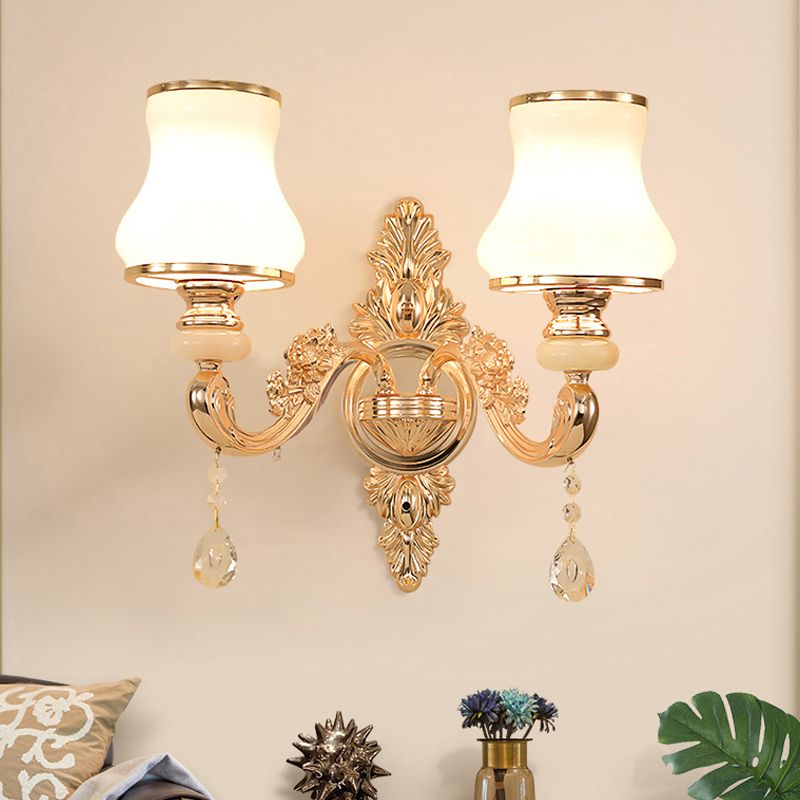 Goldene Blumenwandlampe Retro -Stil gefrostetes Glas Wohnzimmerwandleuchte mit Kristallakzent