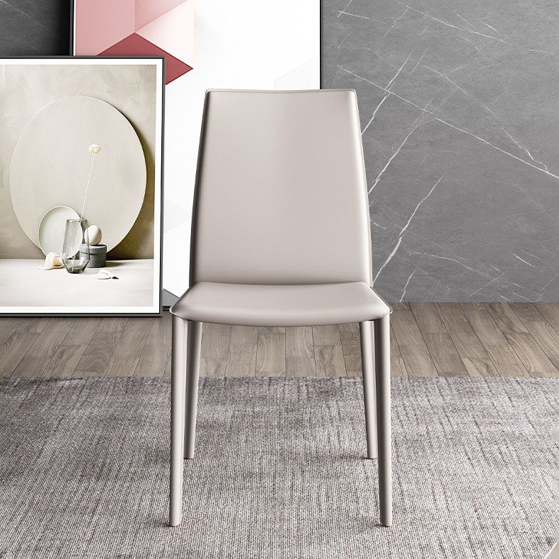 Silla de comedor curvada de cuero contemporánea Silla Parsons para Brasserie