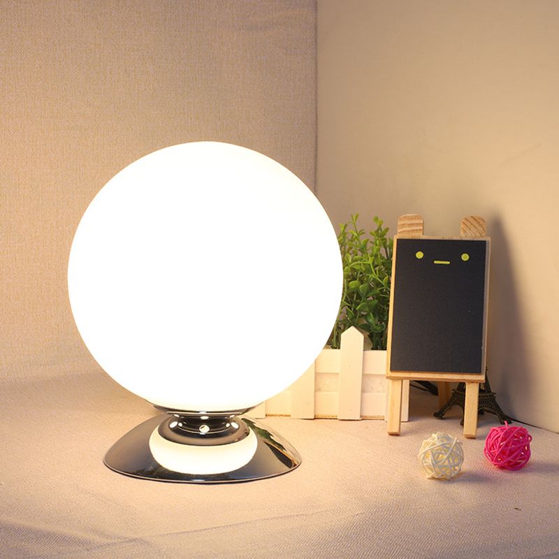 Globe nachtkastje lamp Eenvoudig stijl wit glas 1-licht slaapkamer tafellicht in chroom