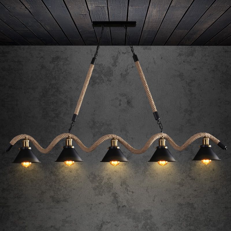 Luce a sospensione per interni neri in stile industriale con soffitto in ferro battuto con corda di canapa