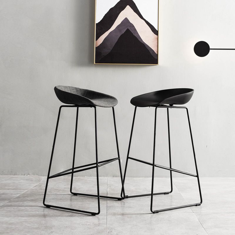 Taburetes de bar de plástico y acero escandinavo, taburetes de bar sin respaldo con asiento tipo cubo (juego de 2)
