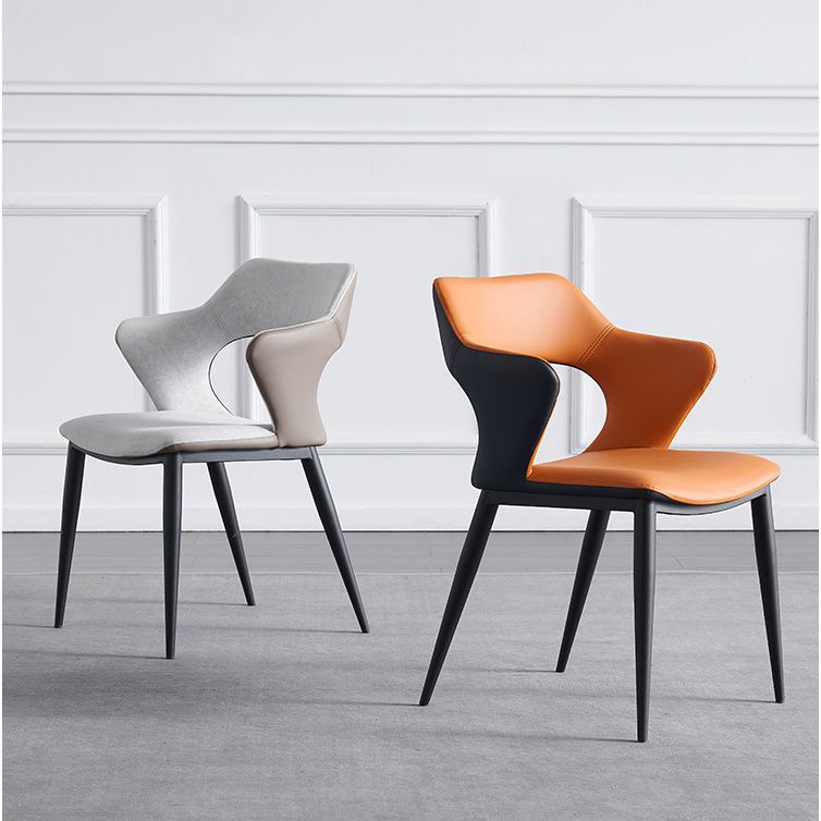 Sillones de comedor de cuero Sillas tapizadas con brazos con respaldo abierto y patas de metal