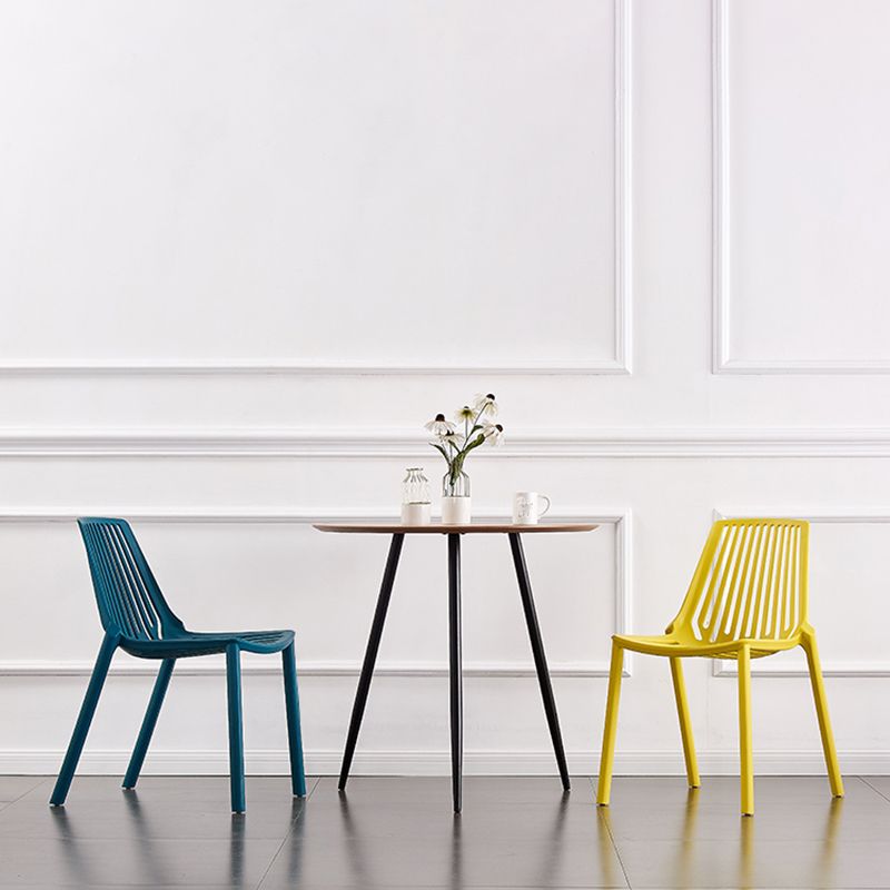 Chaise latérale en plastique contemporaine de restaurant finition mate chaise de salle à manger arrière à lattes