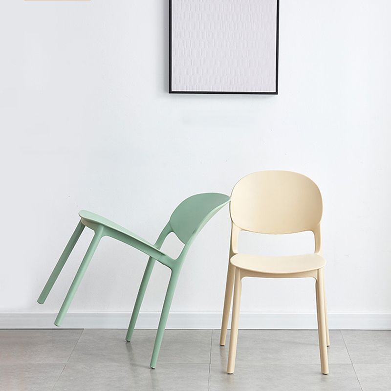 Chaise latéral de salle à manger en plastique mat