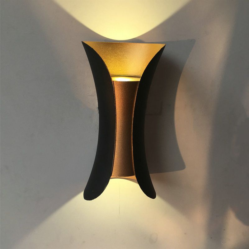 Curl Shape Wall Light Modern Style Metal 1 Light Wall Lamp in Black/White