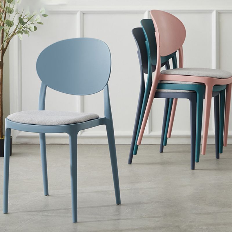 Silla de comedor de plástico escandinavo con respaldo abierto y acabado mate