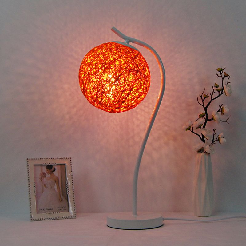 Lampada da tavolo fatta a mano gialla/avorio in stile campagna da tavolo a 1 luce con tonalità a sfera per camera da letto