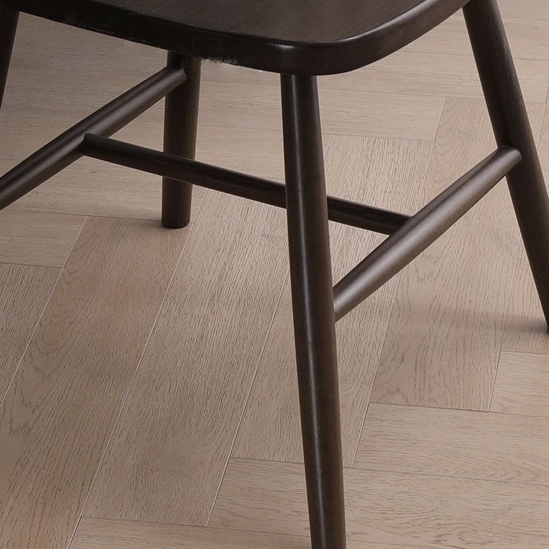 Sedia da sala da fuoco in legno scandinavo.