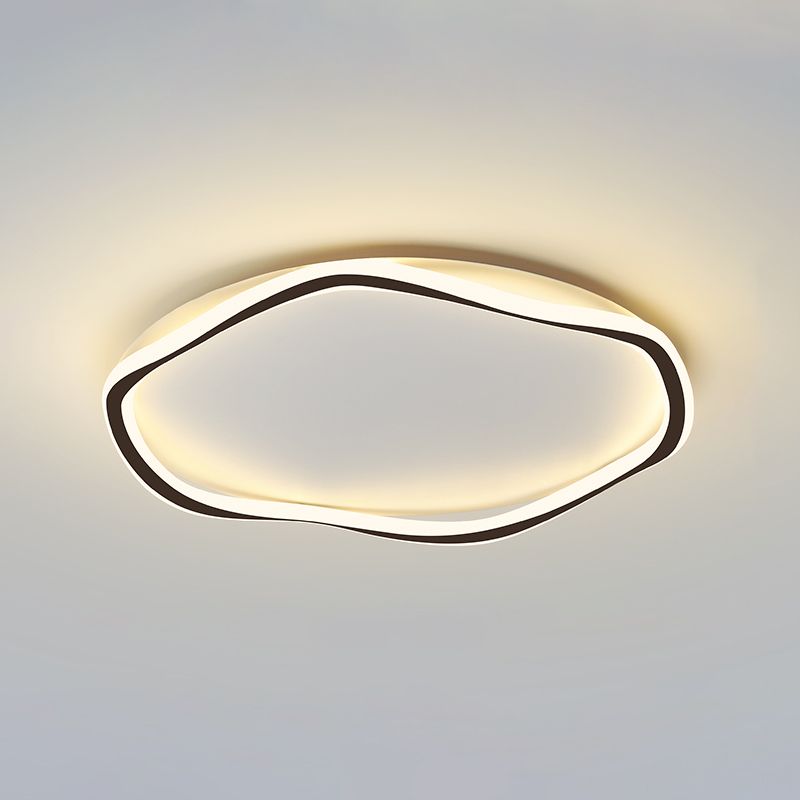 Los LED lineales acrílicos están instalados en dispositivos de fijación de techo de hierro lacado de estilo moderno en espacios interiores.